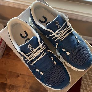 On Cloud 5 size 6.5 Denim White Sneakers